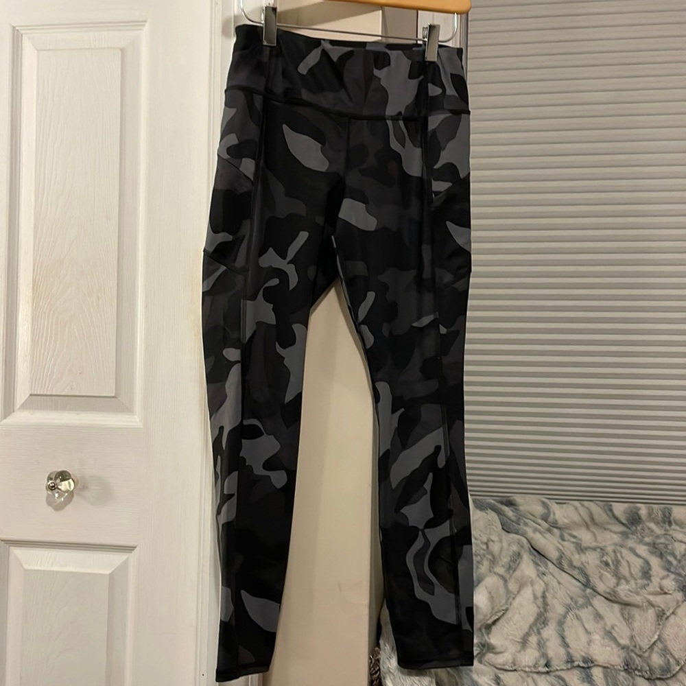 Camouflage Athleta full length legging size S (grey & black) has pockets
